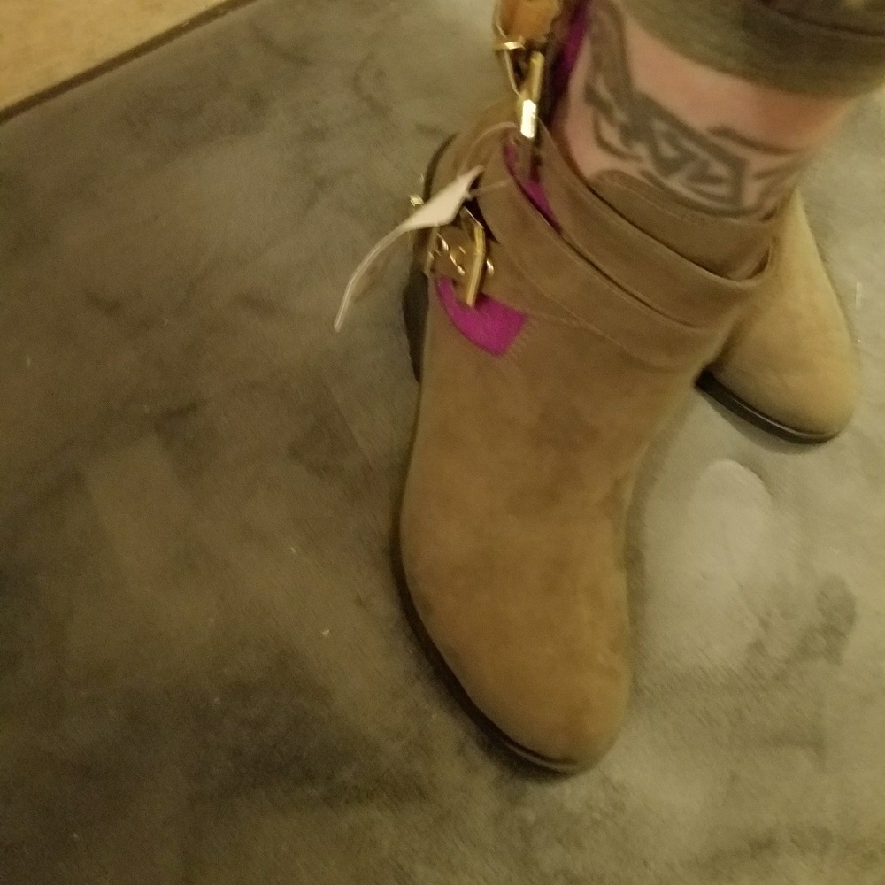 Mossimo Taupe bootie with openings between straps.